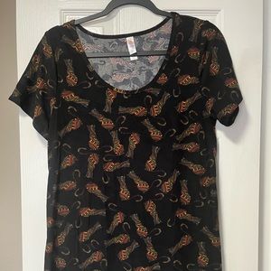 LuLaRoe Classic tee. Cute cat design. EUC High-low hem. Very soft fabric.